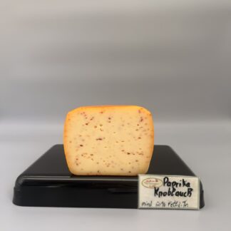 Käse mit Paprika und Knoblauch