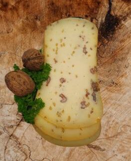 Käse mit Bockshorn, Klee und Wahlnuss
