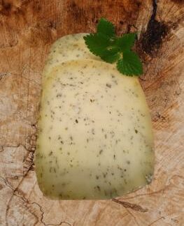 Käse mit Brennessel