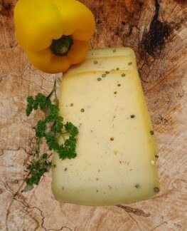 Käse mit Paprika, Peffer und Knoblauch