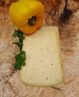 Käse mit Paprika und Knoblauch
