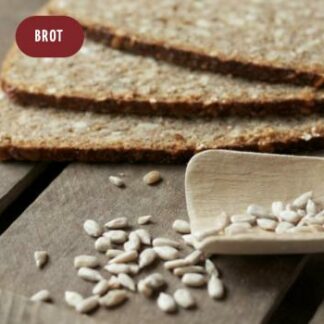 Schwarzbrot mit Sonnenblumenkernen